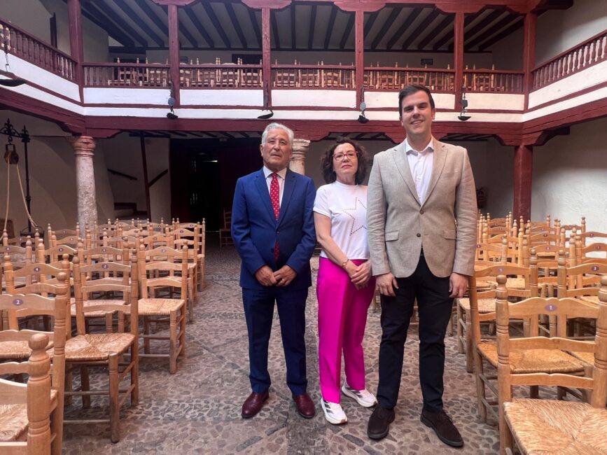 El alcalde de Almagro, junto a representantes de la Asociación de Periodistas de Ciudad Real.